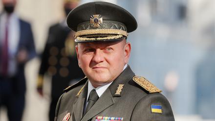 Walerij Saluschnyj trat 1997 in den Militärdienst ein und setzte zugleich sein Studium an der Militärakademie fort. 