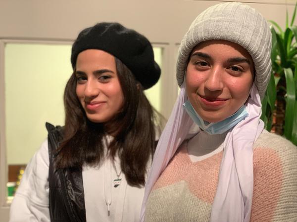 Joudi (vorne) und ihre Schwester Shahed: 2018 flohen sie aus Damaskus nach Berlin.
