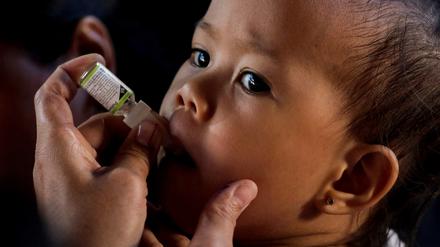 Das Poliovirus wird meist über Schmierinfektion verbreitet, in Ländern mit unzureichendem Hygienestandard auch über verunreinigtes Wasser. Im Kampf gegen die Kinderlähmung wird mitunter auf Schluckimpfung gesetzt. 
