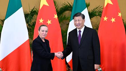 Italiens Regierungschefin Giorgia Meloni mit Chinas Präsidenten Xi Jinping.