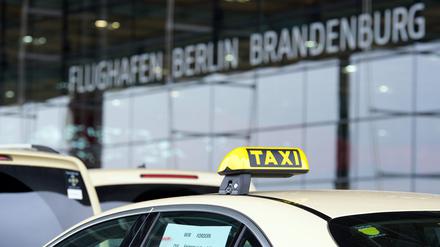 Ein Taxi steht vor dem Flughafen Berlin-Brandenburg