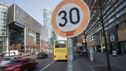 Auf der Leipziger Straße gilt Tempo 30. (zu dpa «Corona-Jahr 2020: Nur wenige Städte überschritten Stickoxid-Grenzwert») +++ dpa-Bildfunk +++