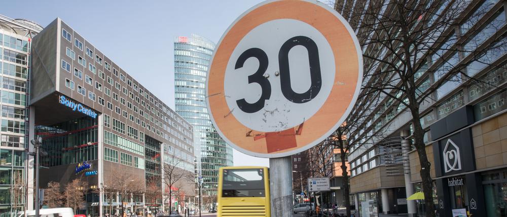 Auf der Leipziger Straße gilt Tempo 30. (zu dpa «Corona-Jahr 2020: Nur wenige Städte überschritten Stickoxid-Grenzwert») +++ dpa-Bildfunk +++