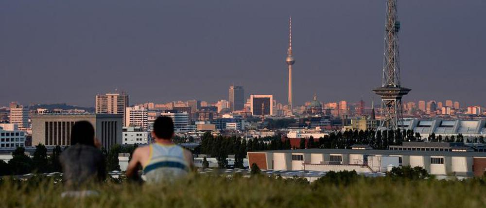 Hier funkt’s wohl: Blick vom Teufelsberg auf die Skyline von Berlin mit Funkturm und Fernsehturm.