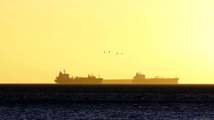 Eine Gruppe von Öltankern wartet bei Sonnenuntergang auf die Einfahrt in das PDVSA-Dock in Guaraguao, um mit Öl versorgt zu werden. +++ dpa-Bildfunk +++