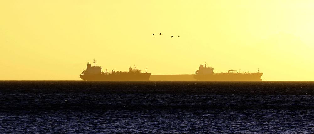 Eine Gruppe von Öltankern wartet bei Sonnenuntergang auf die Einfahrt in das PDVSA-Dock in Guaraguao, um mit Öl versorgt zu werden. +++ dpa-Bildfunk +++