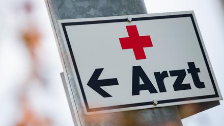 Ein Schild mit der Aufschrift «Arzt» hängt an einer Straßenlaterne. Noch im April sollen sich die ersten Interessenten für die sogenannte Landarztquote in Baden-Württemberg bewerben können. (zu dpa «Bewerbungsphase für Landarztquote startet bald») +++ dpa-Bildfunk +++