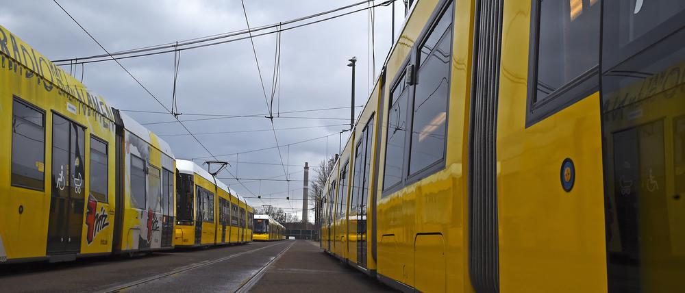 Hintereinander aufgereihte Straßenbahnen stehen auf Schienen im Depot der BVG in Berlin-Lichtenberg. Berlins Straßenbahnnetz soll weiter ausgebaut werden. Der Senat beschloss am Dienstag, die Planungen zweier Trassen voranzutreiben. (zu dpa: Senat beschließt Planungen für zwei neue Straßenbahnlinien) +++ dpa-Bildfunk +++