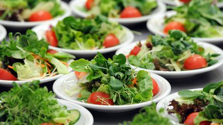 Gesund und lecker, aber eine Herausforderung an die Anmut. Salat ist schwer zu essen.