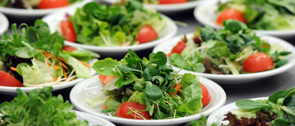 Gesund und lecker, aber eine Herausforderung an die Anmut. Salat ist schwer zu essen.