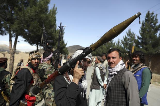 Afghanische Milizionäre unterstützen nun im Kampf gegen die Taliban. Zivilisten und Anhänger verschiedener politischer Parteien haben sich bewaffnet und den Sicherheitskräften der Regierung angeschlossen.