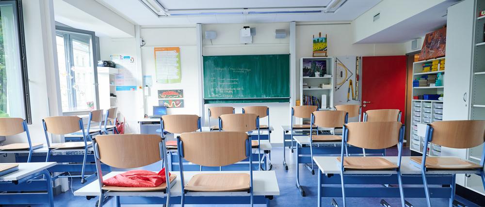 Stühle in einem Klassenzimmer.