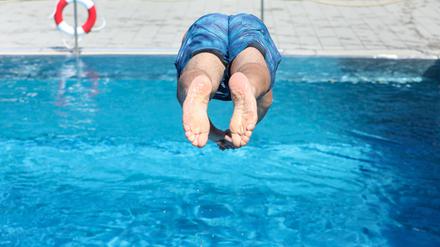 Ein Mann springt von einem Sprungbrett kopfüber ins Wasser. (zu dpa: «Auch in diesem Jahr maue Bilanz für Freibäder im Südwesten») +++ dpa-Bildfunk +++