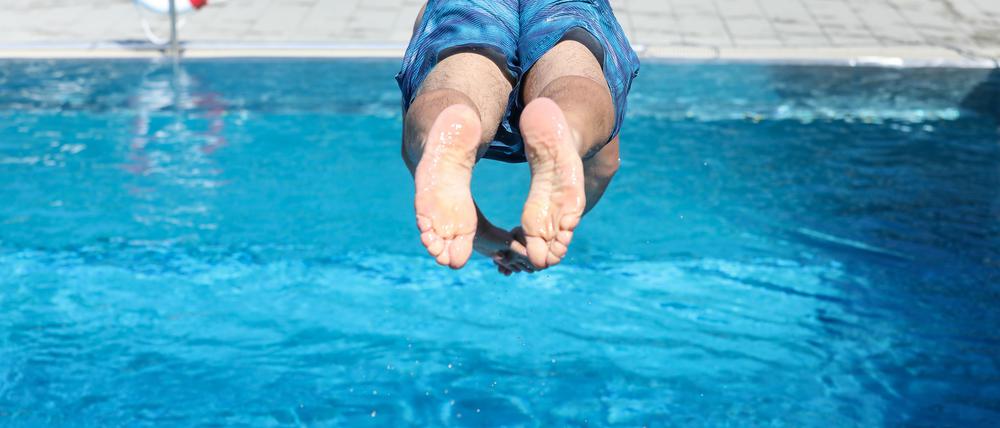 Ein Mann springt von einem Sprungbrett kopfüber ins Wasser. (zu dpa: «Auch in diesem Jahr maue Bilanz für Freibäder im Südwesten») +++ dpa-Bildfunk +++