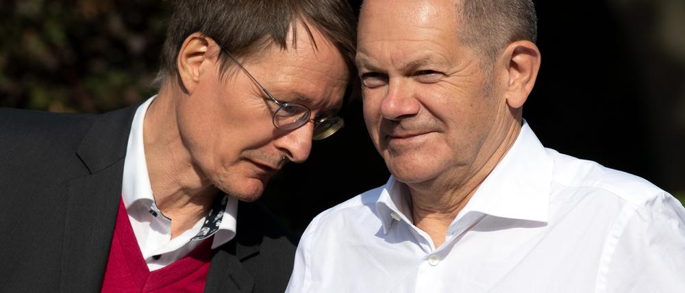 Olaf Scholz (r.) und Gesundheitsexperte Karl Lauterbach stehen bei einem Wahlkampfauftritt zusammen.