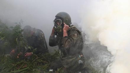 Russischer Soldat mit Gasmaske bei einer Übung (Archivbild)