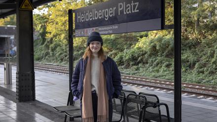 Die Schauspielerin und Regisseurin Karoline Herfurth am S-Bahnhof Heidelberger Platz.