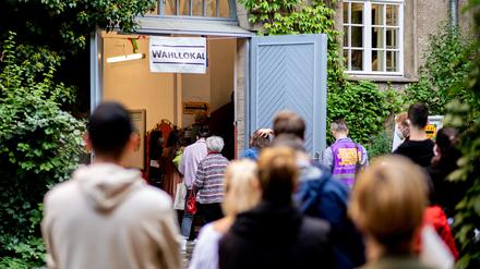 Zahlreiche Wählerinnen und Wähler warten im Berliner Stadtteil Prenzlauer Berg in einer langen Schlange vor einem Wahllokal, das in einer Grundschule untergebracht ist. (zu dpa "Nach Berliner Pannenwahltag ist nun das Verfassungsgericht am Zug") +++ dpa-Bildfunk +++