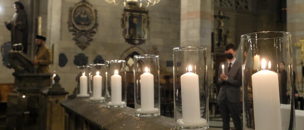 Kerzen stehen am 4. November 2021 am Altarraum des Domes Sankt Marien. Dort wird an die Opfer des Nationalsozialistischen Untergrund (NSU) erinnert.