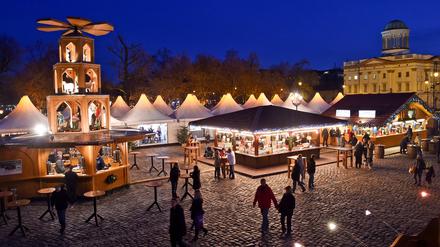Besucher 2016 auf dem Weihnachtsmarkt vor dem Schloss Charlottenburg