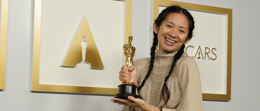 Chloé Zhao gewann als zweite Frau in der Oscars-Geschichte  die Trophäe für den besten Film, mit „Nomadland“.