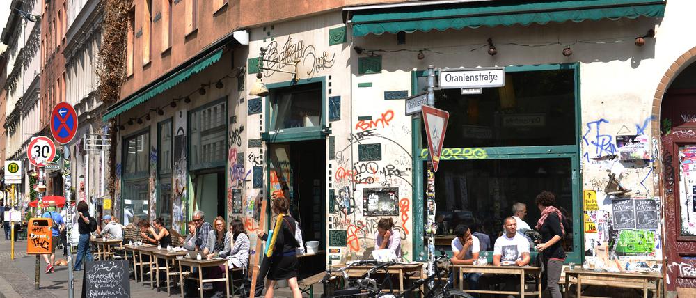 Das Straßencafé Bateau Ivre ist seit 1997 ein beliebter Treffpunkt bei vielen Menschen in der Nachbarschaft. 