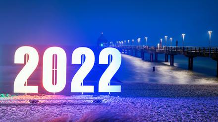 Das Ostseebad Zingst grüßt seine Gäste am Neujahrsmorgen mit der Jahreszahl 2022. Die bunten Buchstaben stehen an der Seebrücke am Strand. Wegen der Corona-Pandemie konnte das traditionelle Höhenfeuerwerk auf der Bücke diesmal in der Silvesternacht nicht stattfinden. +++ dpa-Bildfunk +++