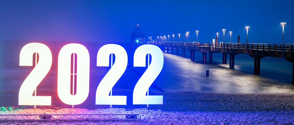 Das Ostseebad Zingst grüßt seine Gäste am Neujahrsmorgen mit der Jahreszahl 2022. Die bunten Buchstaben stehen an der Seebrücke am Strand. Wegen der Corona-Pandemie konnte das traditionelle Höhenfeuerwerk auf der Bücke diesmal in der Silvesternacht nicht stattfinden. +++ dpa-Bildfunk +++