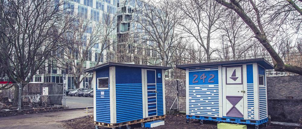 Der Bezirk Reinickendorf will Obdachlose in Tiny Houses unterbringen – hier zwei Hütten in Friedrichshain.