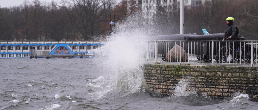 Meterhoch schlagen die Wellen am Tegeler See gegen die Greenwichpromenade.