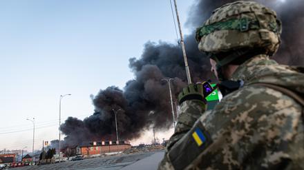 Rauch steigt nach einem Angriff über einem ehemaligen Einkaufszentrum auf, das als Waffendepot des ukrainischen Militärs benutzt worden sein soll.