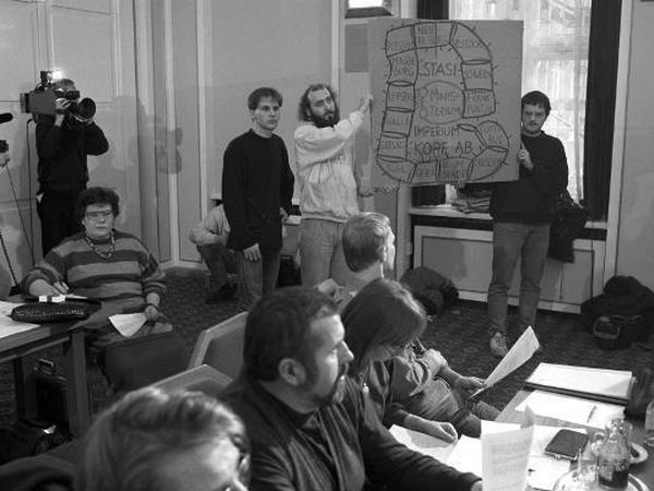 Am Zentralen Runden Tisch in Ost-Berlin, hier ein Bild vom Januar 1990, wurde der friedliche Übergang der DDR in eine Demokratie diskutiert und mitorganisiert.
