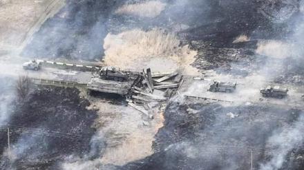 Zerstörte russische Militärfahrzeuge, die auf einer gesprengten Brücke in der Region Charkiw stehen und Richtung Isjum unterwegs waren.