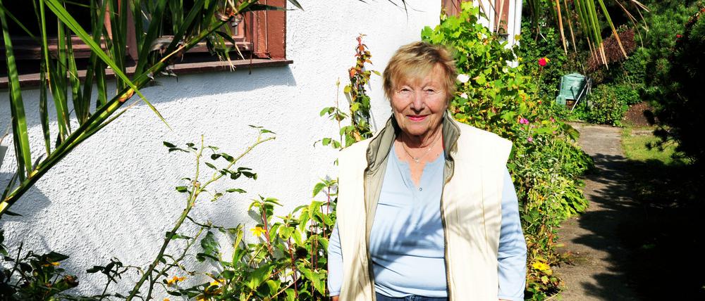 Eva-Marie Schoenthal (85), Berlins älteste BVV-Verordnete (SPD), aufgenommen am 22. September 2016 in ihrem Garten in Berlin-Buckow. Foto: Kitty Kleist-Heinrich