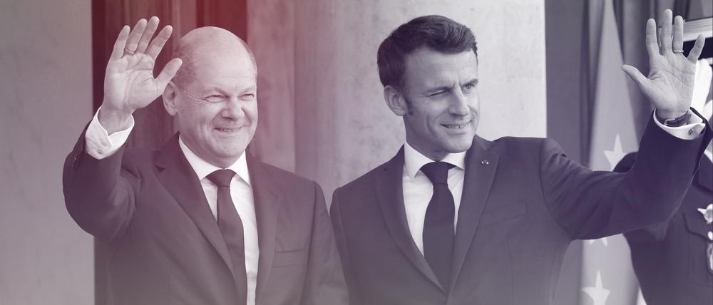Bundeskanzler Olaf Scholz und der französische Präsident Emmanuel Macron 2022 vor dem Élysée-Palast in Paris.