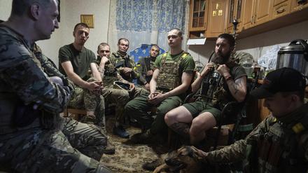 Verschnaufpause. Ukrainische Soldaten des Khartia-Bataillons bei einer Lagebesprechung.