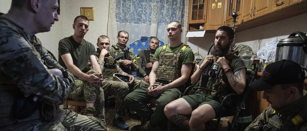 Verschnaufpause. Ukrainische Soldaten des Khartia-Bataillons bei einer Lagebesprechung.