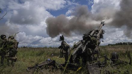 Ukrainische Soldaten feuern mit einer von den USA gelieferten M777 Haubitze auf russische Stellungen. 