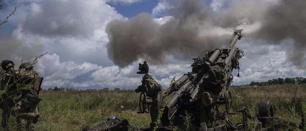 Ukrainische Soldaten feuern mit einer von den USA gelieferten M777 Haubitze auf russische Stellungen. 