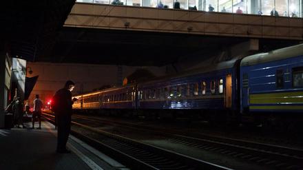 Der Zug kommt in Kiew, trotz Krieg und Energieeinsparungen. 