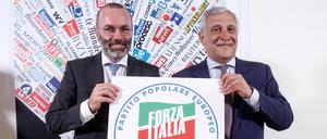 Umstrittene Wahlkampfhilfe. EVP-Fraktionschef Manfred Weber (links) und Ex-EU-Parlamentspräsident Antonio Tajani von der „Forza Italia“ im vergangenen August in Rom. 