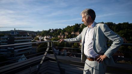 Boris Palmer, Oberbürgermeister von Tübingen, steht nach einer Pressekonferenz auf dem Dach eines Gebäudes in der Tübinger Innenstadt.