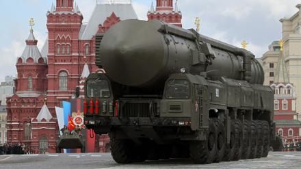 Eine moderne strategische russische Atomrakete vom Typ Topol-M (Nato-Code: SS-27 Sickle B) fährt im Mai 2011 bei der Militärparade zum Tag des Sieges über den Roten Platz in Moskau.