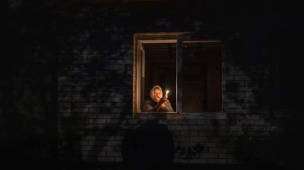 Eine 70-jährige Frau aus Borodyanka harrt während der Stromausfälle mit einer Kerze als Lichtquelle aus.