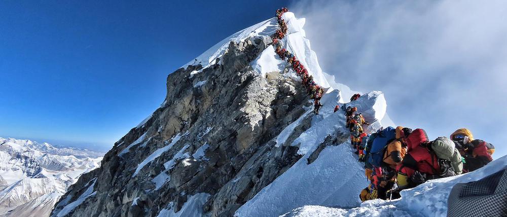 Die Bergsteiger-Polonaise am Everest-Gipfel sorgt immer wieder dafür, dass Menschen entkräftet liegen bleiben und sterben.  