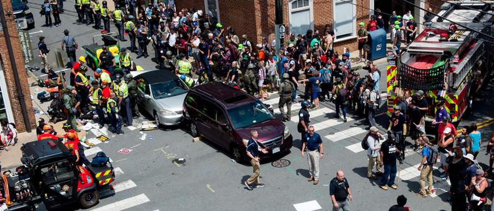 Menschen erhalten Erste Hilfe, nachdem am 12. August 2017 in Charlottesville ein Fahrzeug bei einer Kundgebung in Virginia in eine Menschenmenge gefahren wurde.
