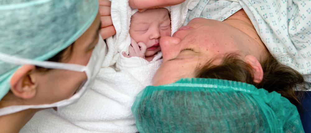 Willkommen auf der Welt. Auch nach einem Kaiserschnitt können Eltern ihr Kind direkt nach der Geburt im Arm halten.