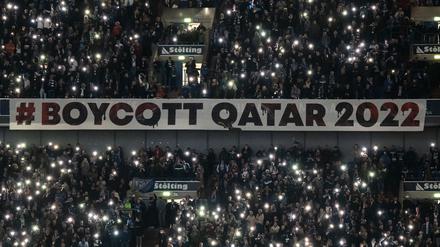 Katar will bei der Fußball-WM glänzen, doch es gibt viel Kritik an dem Emirat und der Fifa.