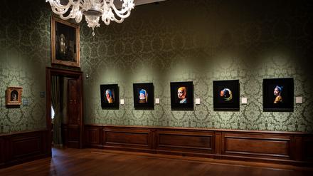 Die Mädchen mit dem Perlenohrring. Das Mauritshuis in Den Haag präsentierte 170 moderne Adaptionen von Vermeers populärsten Werk. 