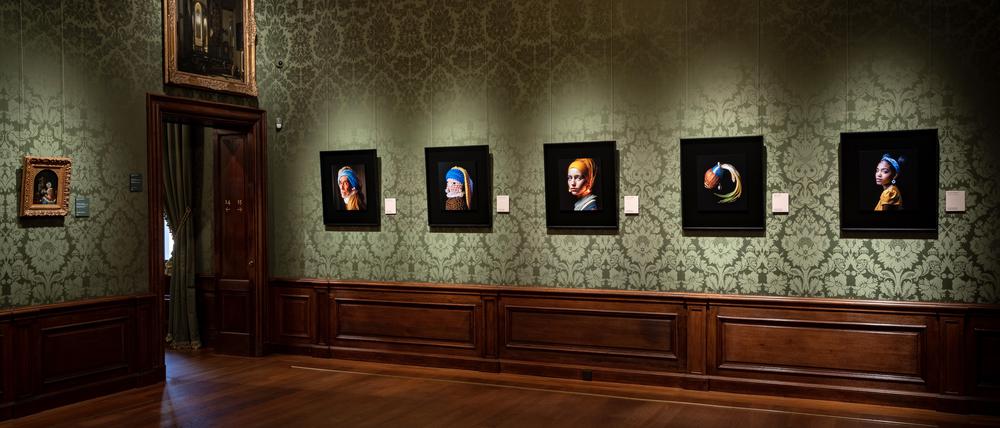 Die Mädchen mit dem Perlenohrring. Das Mauritshuis in Den Haag präsentierte 170 moderne Adaptionen von Vermeers populärsten Werk. 